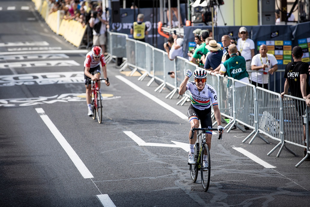 Daryl Impey vom Team Mitchelton-Scott gewinnt die 9. Etappe der Tour de France 2019.